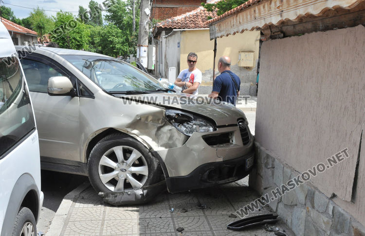 Шофьор на Сузуки омаха две коли и заби едната в къща