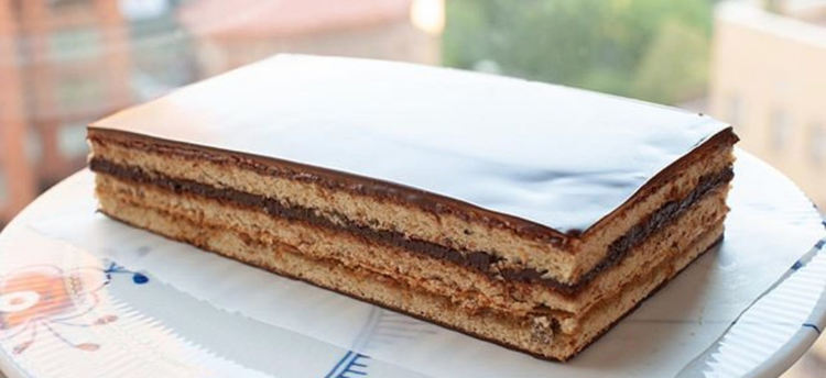 В Париж направиха рекордно голяма торта "Опера"