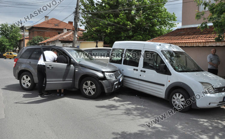 Шофьор на Сузуки омаха две коли и заби едната в къща