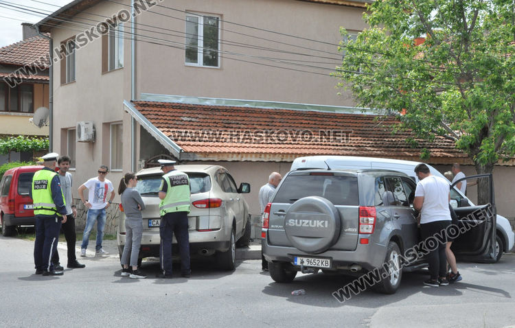 Шофьор на Сузуки омаха две коли и заби едната в къща