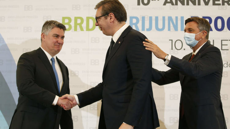 На тази снимка от снощи словенският президент Борут Пахор (вдясно) и хърватският Зоран Миланович (вляво) посрещат сръбския си колега Александър Вучич