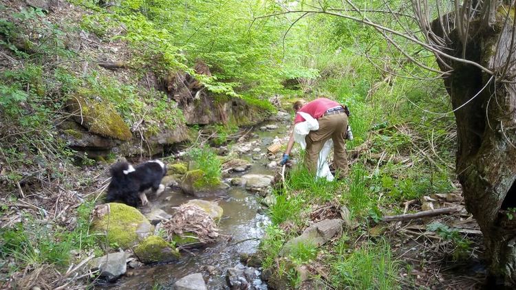 Доброволци почистват село Полковник Серафимово