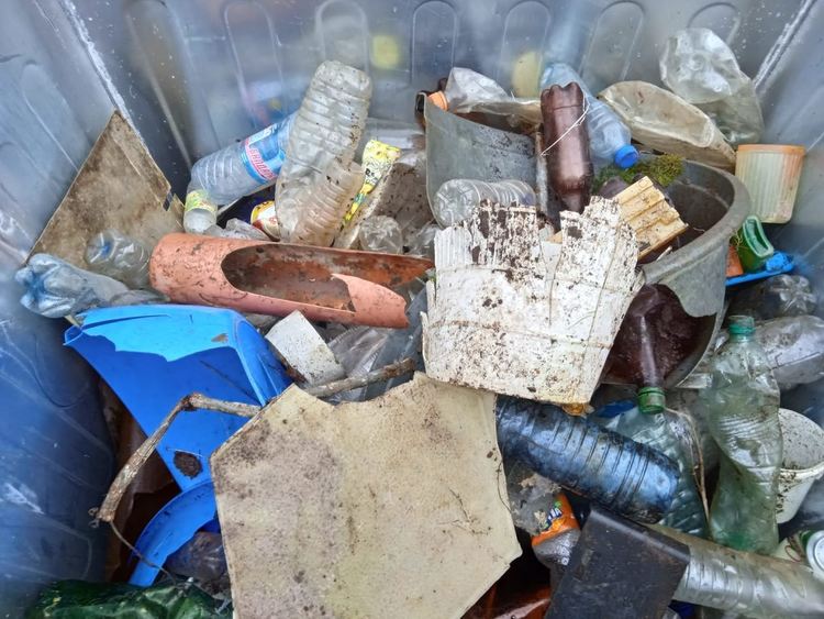 Доброволци почистват село Полковник Серафимово