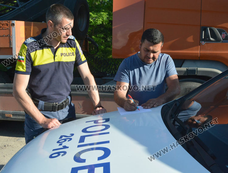 18-годишен без книжка подкара БМВ и блъсна патрулка в Хасково