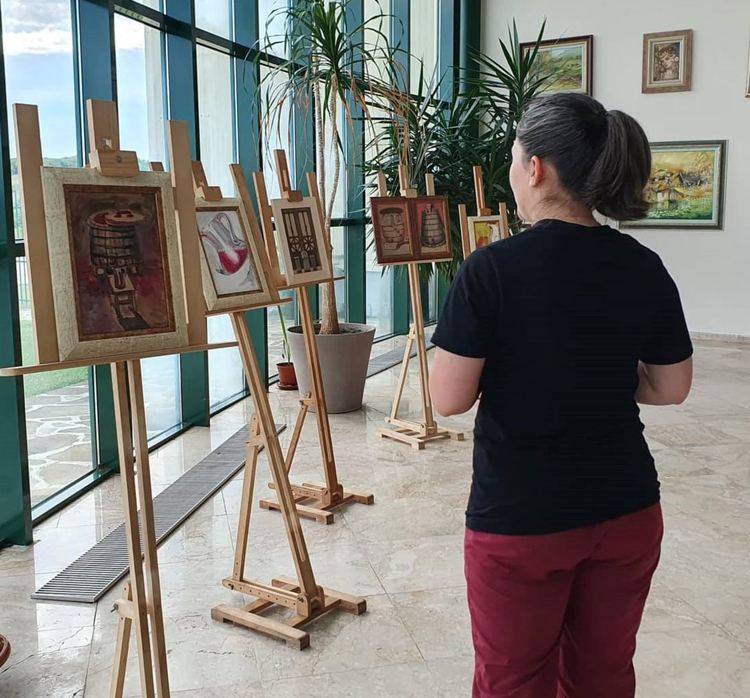 Винарна "приюти" пътуваща изложба на Тоню Цанев