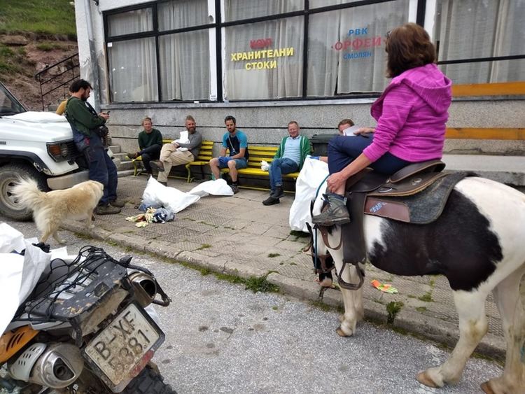 Доброволци почистват село Полковник Серафимово