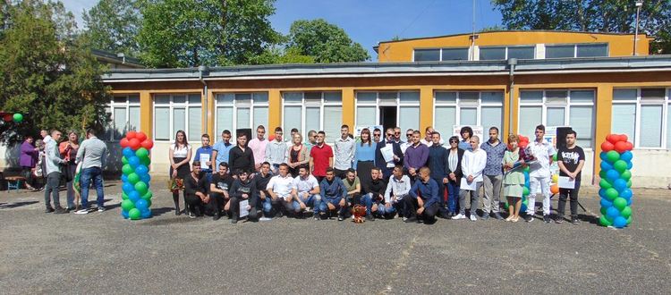 Изпратиха абитуриентите на Електрониката с питка и мед