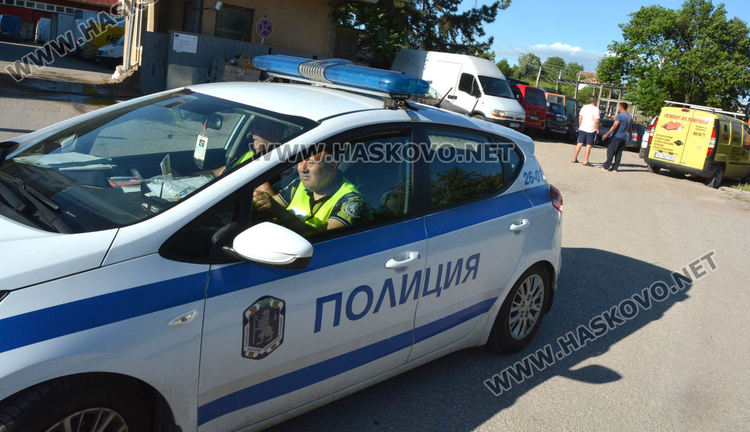 18-годишен без книжка подкара БМВ и блъсна патрулка в Хасково