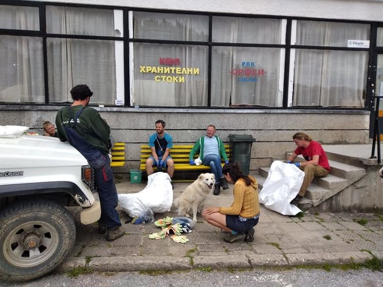 Доброволци почистват село Полковник Серафимово