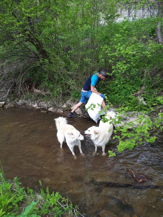Доброволци почистват село Полковник Серафимово