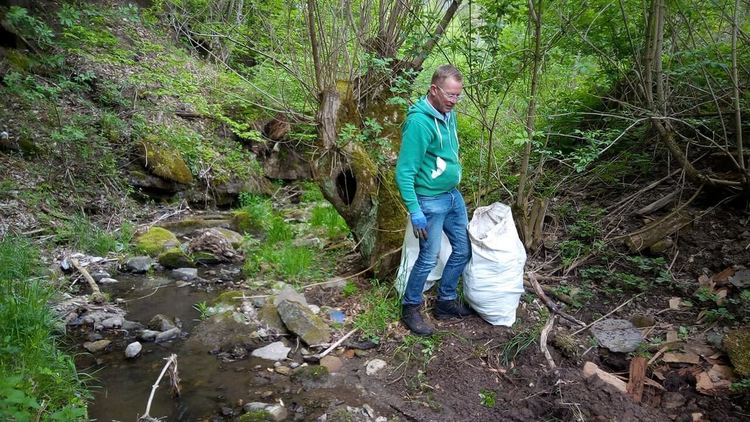 Доброволци почистват село Полковник Серафимово