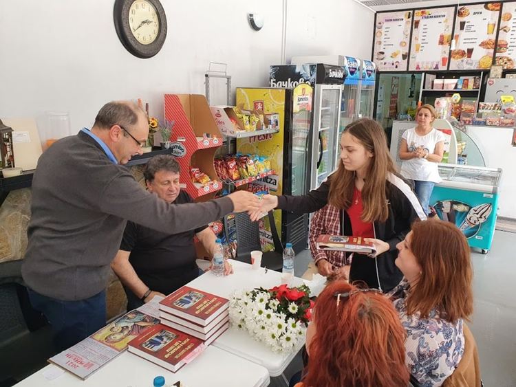 В навечерието на 24 май Стойчо Шапатов направи жест към изявени ученици от село  Градина