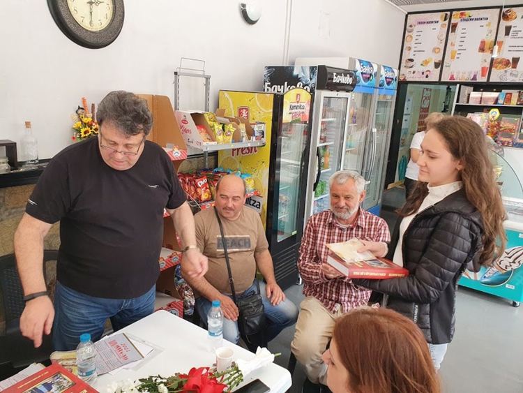 В навечерието на 24 май Стойчо Шапатов направи жест към изявени ученици от село  Градина