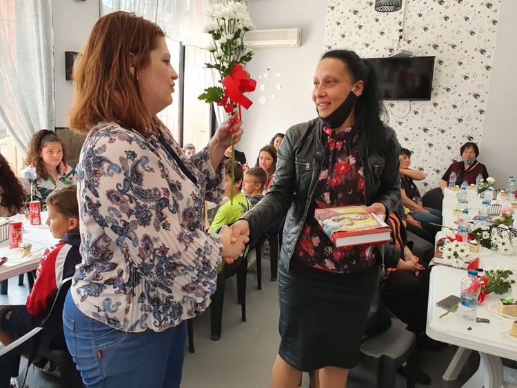 В навечерието на 24 май Стойчо Шапатов направи жест към изявени ученици от село  Градина