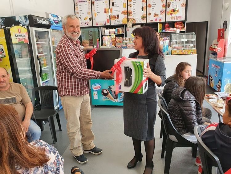 В навечерието на 24 май Стойчо Шапатов направи жест към изявени ученици от село  Градина