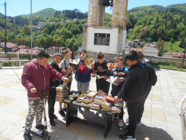 Читалище "Балкански просветител" дарява книги в чест на 24 май