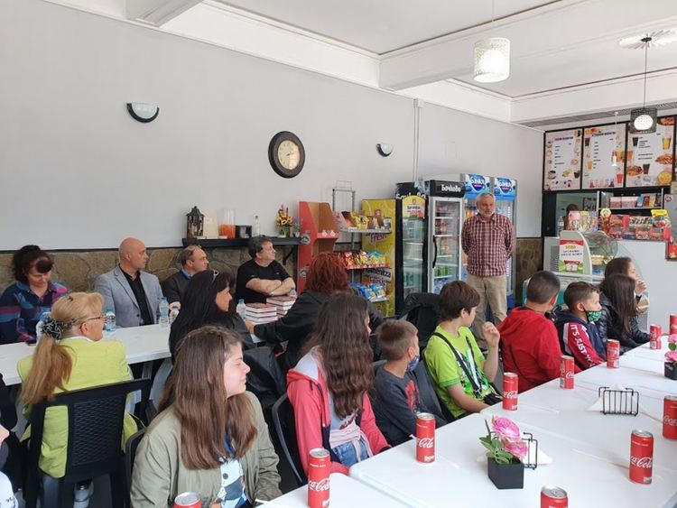 В навечерието на 24 май Стойчо Шапатов направи жест към изявени ученици от село  Градина