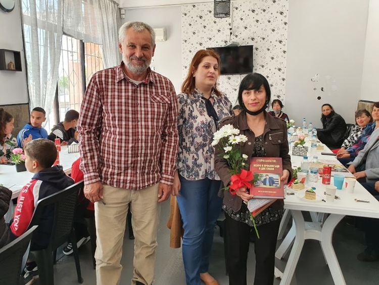 В навечерието на 24 май Стойчо Шапатов направи жест към изявени ученици от село  Градина