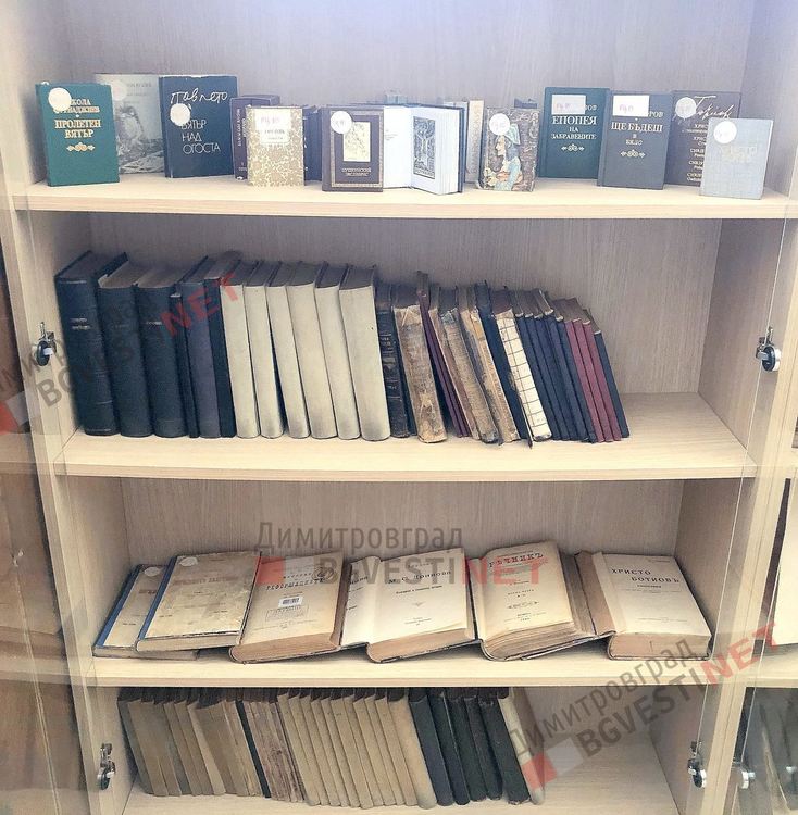 Градската библиотека "Пеньо Пенев" показа фонда с редки и ценни издания, най-старата книга е от 1882г.