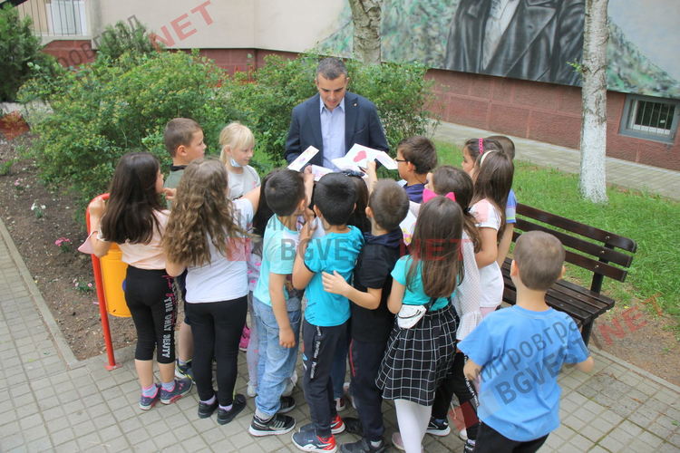 Добрият пример: Първолаци от ОУ "Алеко Константинов" с благодарствени картички за доброволците, които възстановиха люлките Ракетки