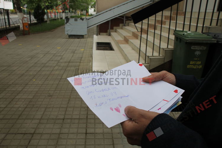 Добрият пример: Първолаци от ОУ "Алеко Константинов" с благодарствени картички за доброволците, които възстановиха люлките Ракетки