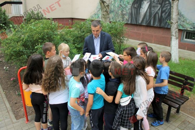 Добрият пример: Първолаци от ОУ "Алеко Константинов" с благодарствени картички за доброволците, които възстановиха люлките Ракетки