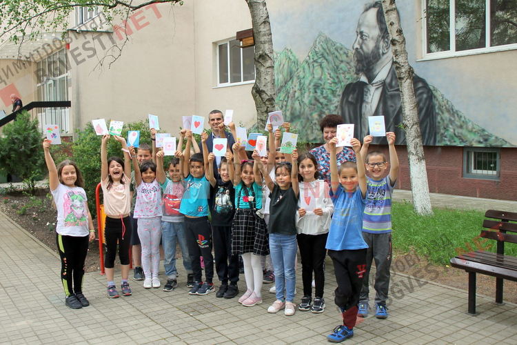 Добрият пример: Първолаци от ОУ "Алеко Константинов" с благодарствени картички за доброволците, които възстановиха люлките Ракетки