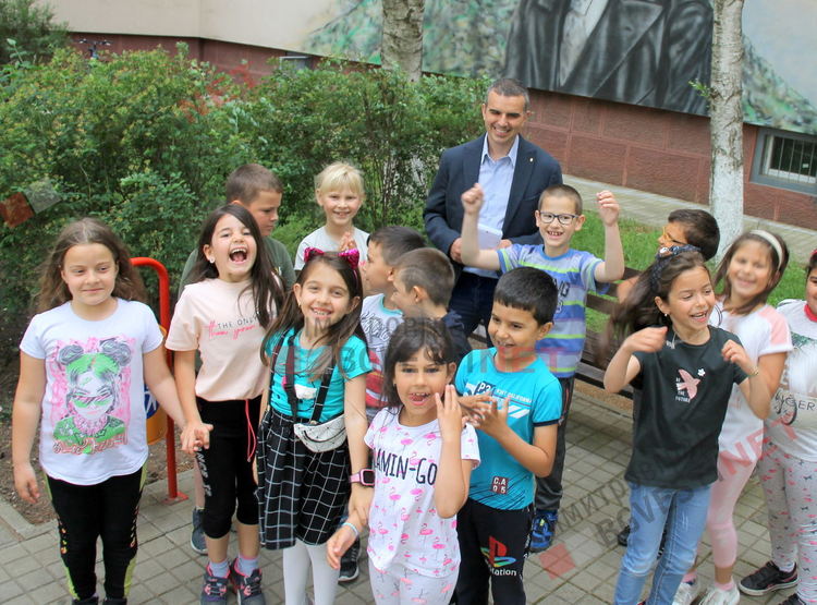 Добрият пример: Първолаци от ОУ "Алеко Константинов" с благодарствени картички за доброволците, които възстановиха люлките Ракетки