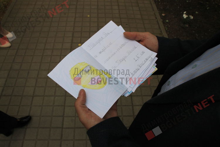 Добрият пример: Първолаци от ОУ "Алеко Константинов" с благодарствени картички за доброволците, които възстановиха люлките Ракетки