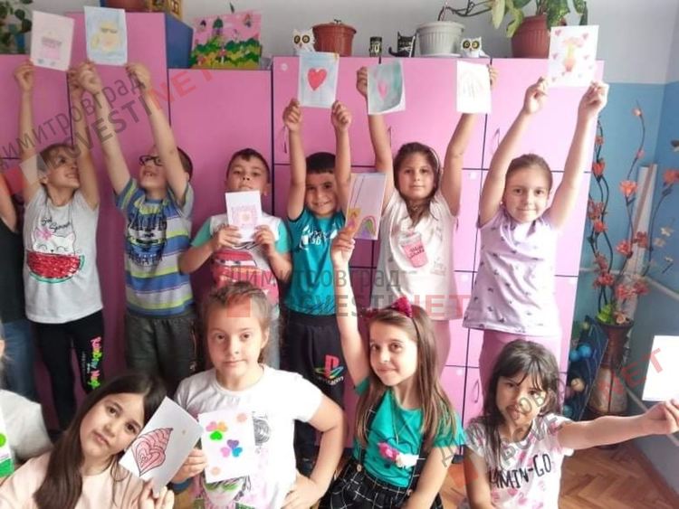 Добрият пример: Първолаци от ОУ "Алеко Константинов" с благодарствени картички за доброволците, които възстановиха люлките Ракетки