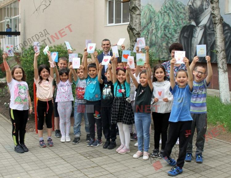 Добрият пример: Първолаци от ОУ "Алеко Константинов" с благодарствени картички за доброволците, които възстановиха люлките Ракетки