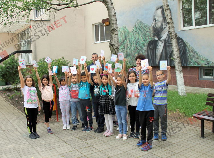 Добрият пример: Първолаци от ОУ "Алеко Константинов" с благодарствени картички за доброволците, които възстановиха люлките Ракетки