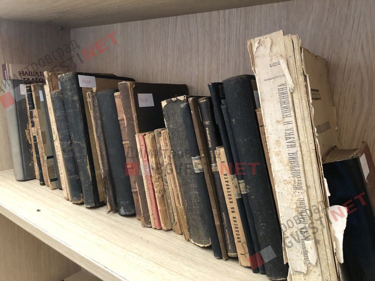 Градската библиотека "Пеньо Пенев" показа фонда с редки и ценни издания, най-старата книга е от 1882г.