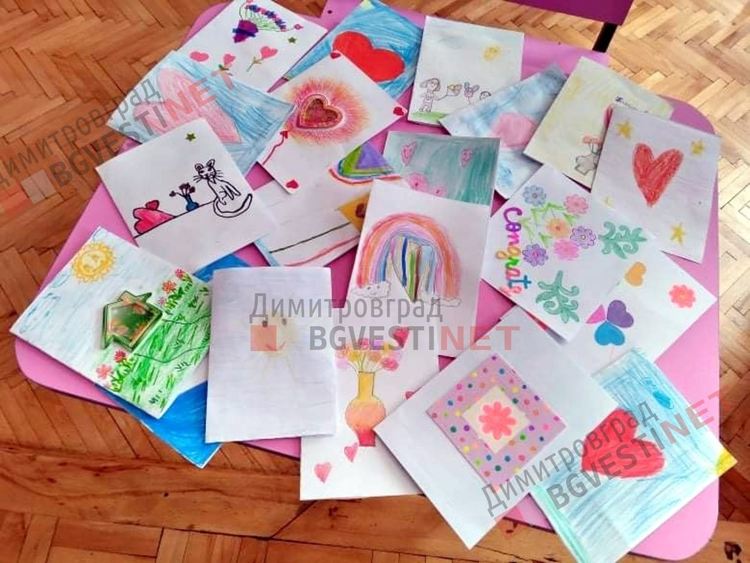 Добрият пример: Първолаци от ОУ "Алеко Константинов" с благодарствени картички за доброволците, които възстановиха люлките Ракетки