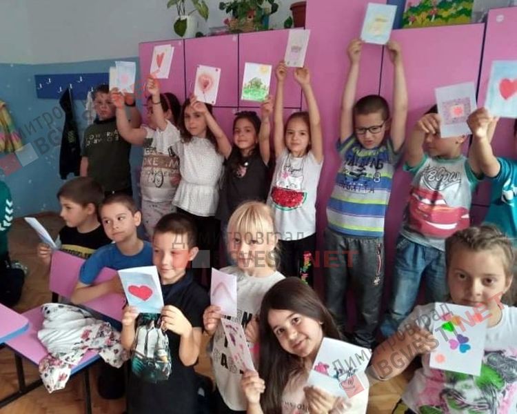 Добрият пример: Първолаци от ОУ "Алеко Константинов" с благодарствени картички за доброволците, които възстановиха люлките Ракетки