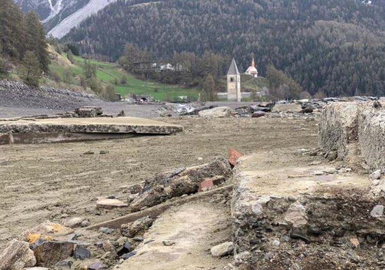 Малко село изплува от язовир в Италия
