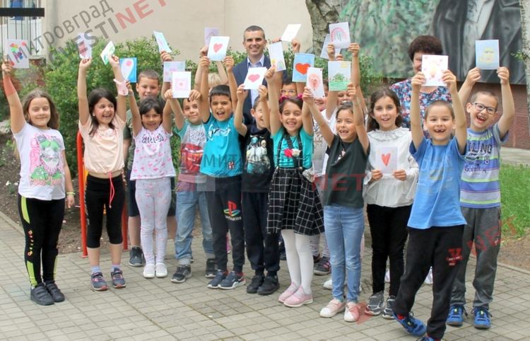 Добрият пример: Първолаци от ОУ "Алеко Константинов" с благодарствени картички за доброволците, които възстановиха люлките Ракетки