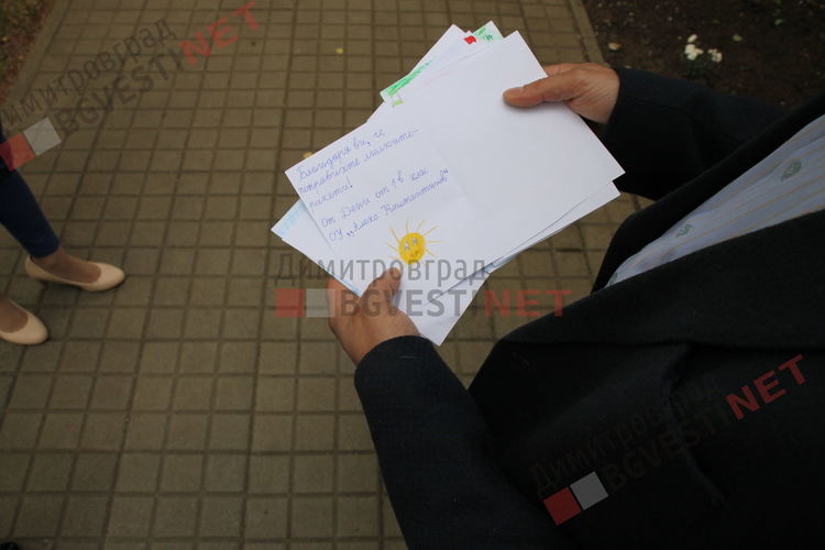 Добрият пример: Първолаци от ОУ "Алеко Константинов" с благодарствени картички за доброволците, които възстановиха люлките Ракетки