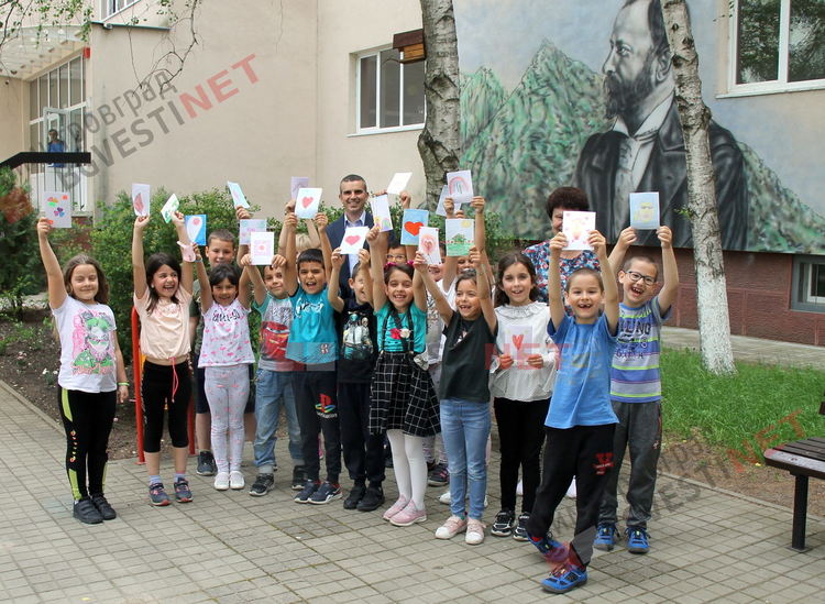 Добрият пример: Първолаци от ОУ "Алеко Константинов" с благодарствени картички за доброволците, които възстановиха люлките Ракетки