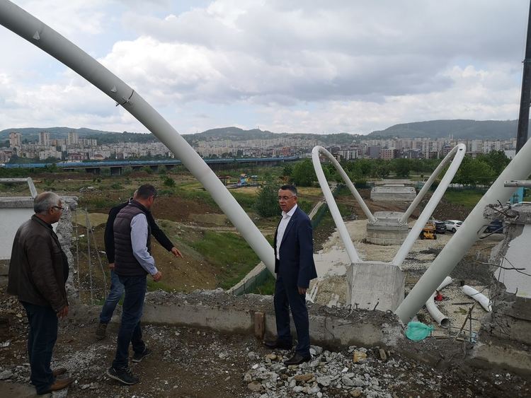 Започна монтажа на пешеходния мост в новия парк