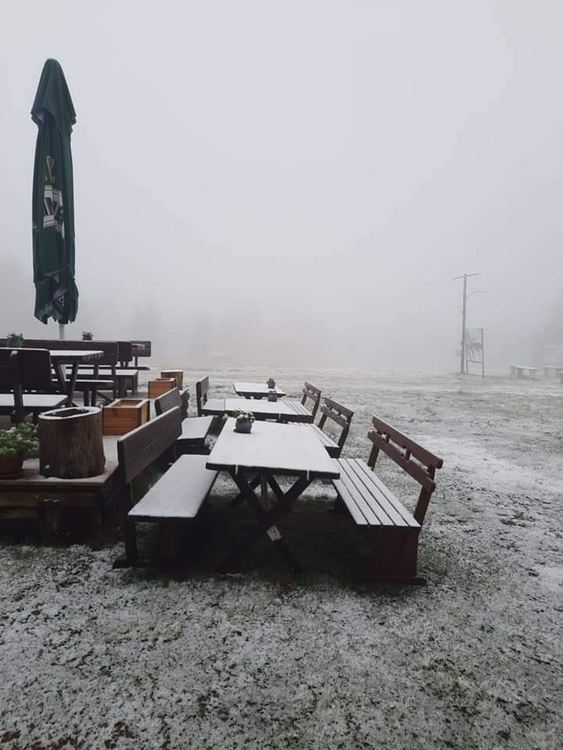 Студът не иска да си тръгне! Сняг прехвърча на Пампорово