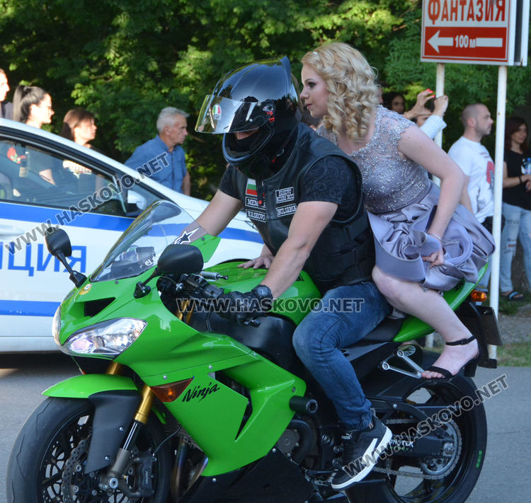 Атрактивно и стилно начало на балната седмица поставиха абитуриентите от Царската гимназия