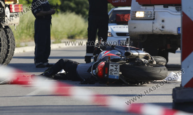 Моторист загина на място край Димитровград след удар в камион