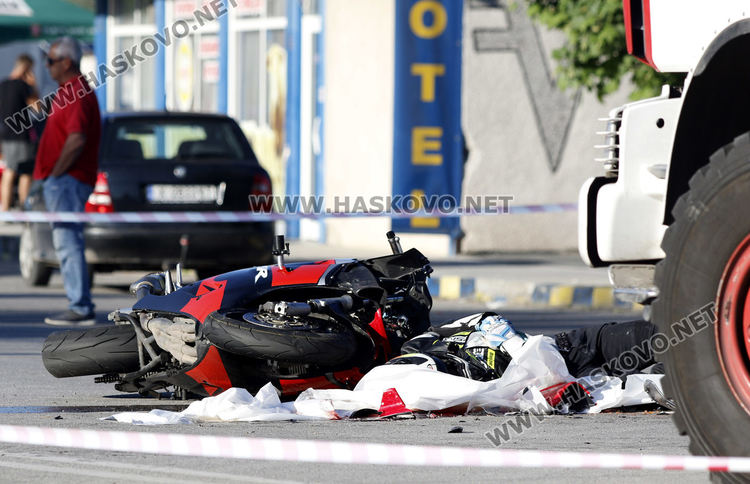 Моторист загина на място край Димитровград след удар в камион