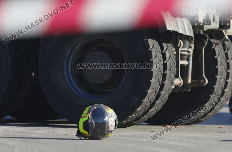 Моторист загина на място край Димитровград след удар в камион