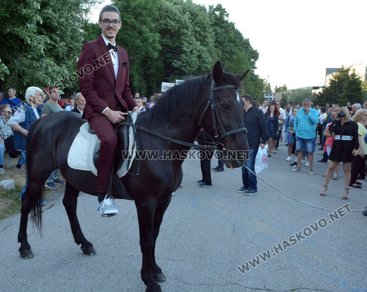 Атрактивно и стилно начало на балната седмица поставиха абитуриентите от Царската гимназия