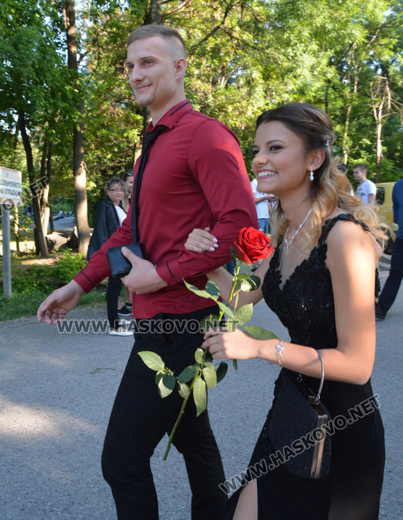 Атрактивно и стилно начало на балната седмица поставиха абитуриентите от Царската гимназия