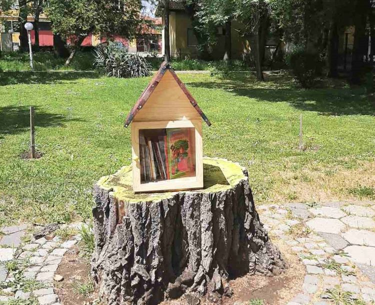Къщички за книги красят градския парк