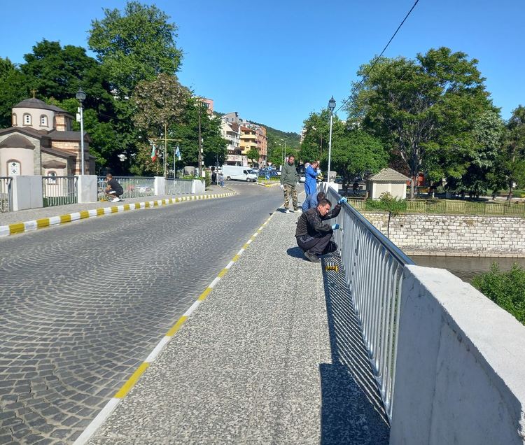 Община Асеновград и граждани заедно освежават обществената среда в града