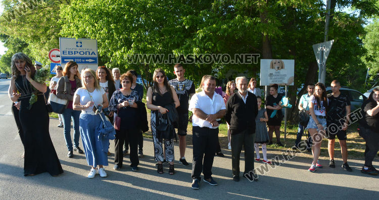 Атрактивно и стилно начало на балната седмица поставиха абитуриентите от Царската гимназия